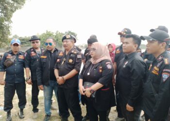 Ketua BPPKB Kabupaten Bogor memberikan statementnya dalam menghadiri Pemasangan Bendera Merah Putih Raksasa ukuran 6 x 30 di Gunung Putri Kecamatan Gunung Putri Kabupaten Bogor (foto : Dok/Mitrapolri.com)