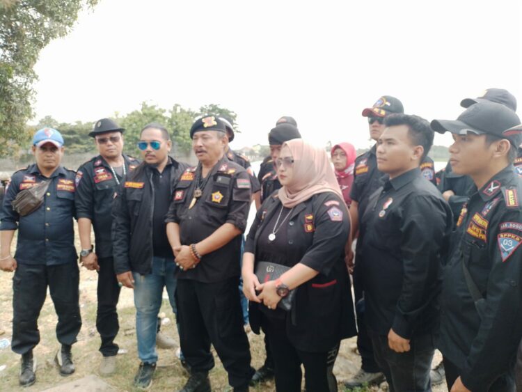 Ketua BPPKB Kabupaten Bogor memberikan statementnya dalam menghadiri Pemasangan Bendera Merah Putih Raksasa ukuran 6 x 30 di Gunung Putri Kecamatan Gunung Putri Kabupaten Bogor (foto : Dok/Mitrapolri.com)