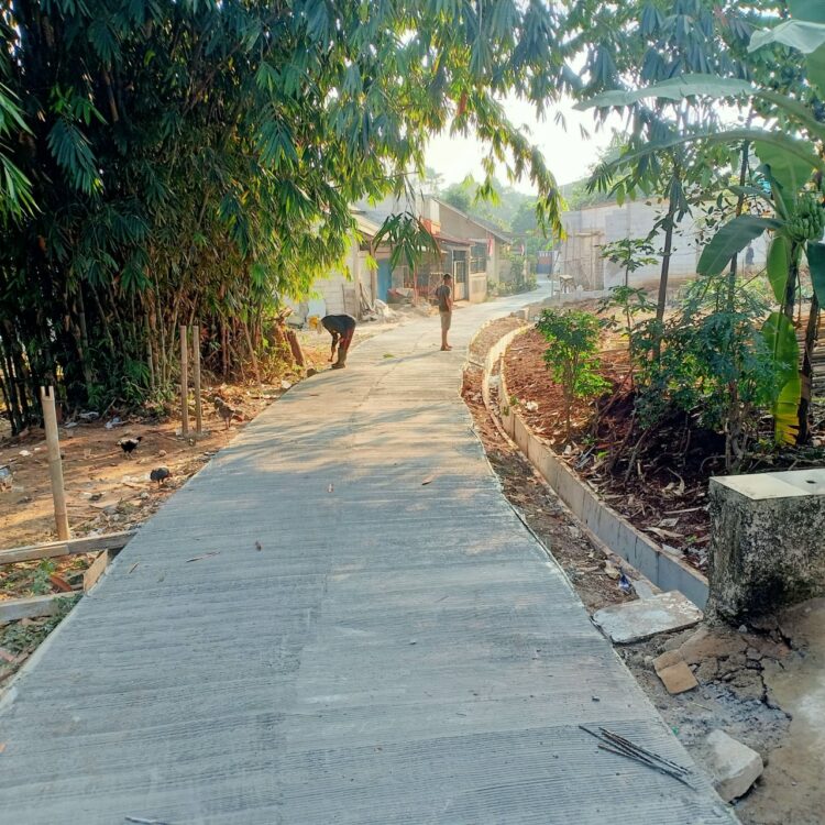 Jalan Desa di Desa Cikahuripan sepanjang 995 meter selesai pekerjaannya penggunaan Dana Samisade