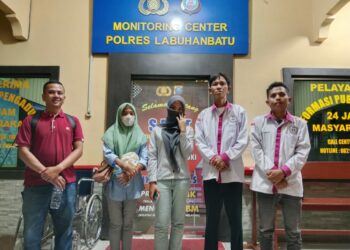 RH warga Rantauprapat didampingi Pengacara dan Lembaga Penggiat Anak mendatangi Mapolres Labuhanbatu guna melaporkan tindakan bejat yang dilakukan abang kandung dari almarhum suaminya itu, Rabu (16/08/2023) Malam.