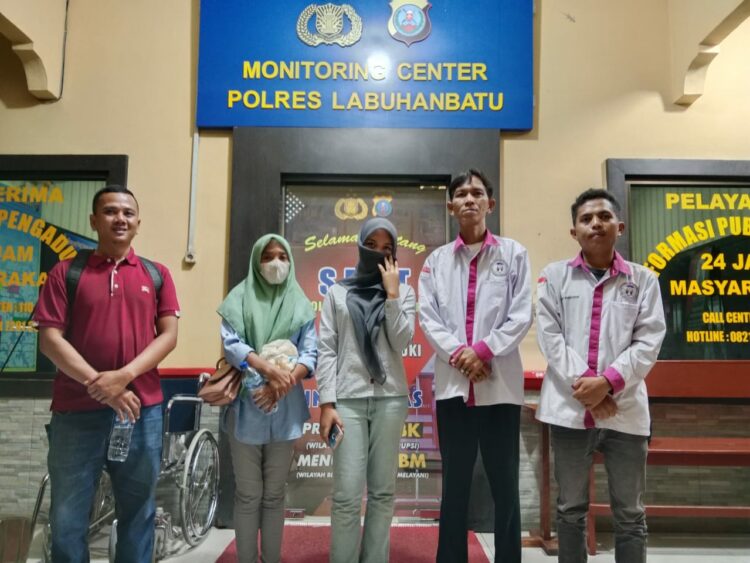 RH warga Rantauprapat didampingi Pengacara dan Lembaga Penggiat Anak mendatangi Mapolres Labuhanbatu guna melaporkan tindakan bejat yang dilakukan abang kandung dari almarhum suaminya itu, Rabu (16/08/2023) Malam.