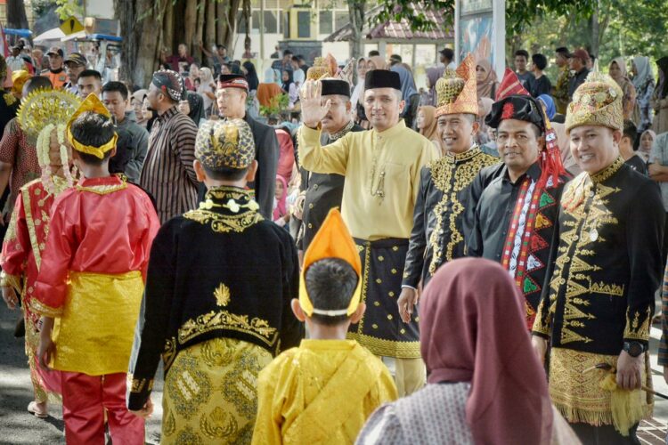 Karnaval budaya ini dilepas secara langsung Pj Wali Kota Sabang Reza Fahlevi bersama Forkopimda beserta para istri, di depan Kantor Wali Kota Sabang, Sabtu (19/8/23)