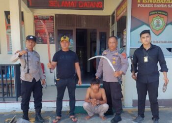 Personel Polsek Banda Sakti mengamankan salah satu anggota geng motor Segerombolan Pencari Syetan (GPS) di Desa Uteun Bayi, Kecamatan Banda Sakti, Kota Lhokseumawe, Sabtu (19/8/2023) sekira pukul 15.00 WIB.