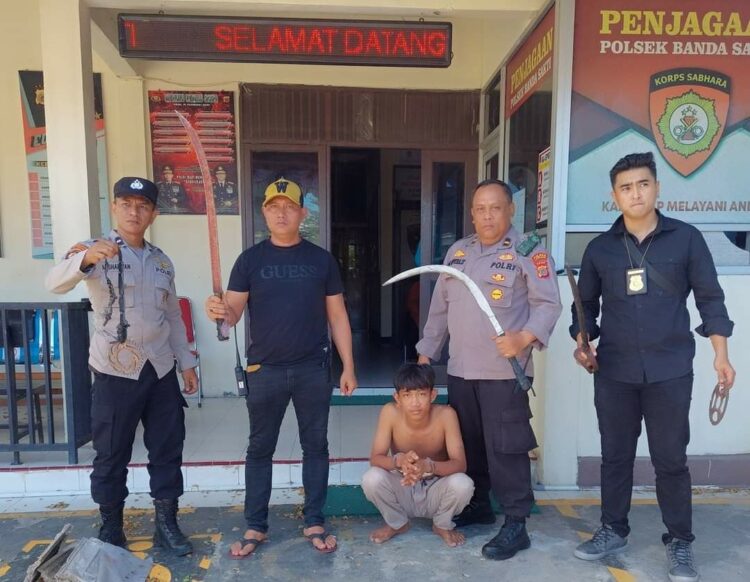 Personel Polsek Banda Sakti mengamankan salah satu anggota geng motor Segerombolan Pencari Syetan (GPS) di Desa Uteun Bayi, Kecamatan Banda Sakti, Kota Lhokseumawe, Sabtu (19/8/2023) sekira pukul 15.00 WIB.
