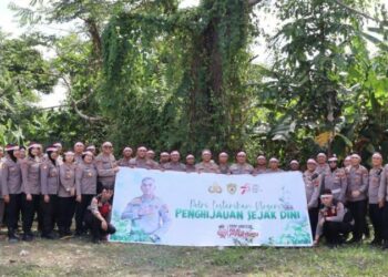 Polresta Manado bersama Karo SDM Polda Sulut melakukan penanaman 2.000 bibit