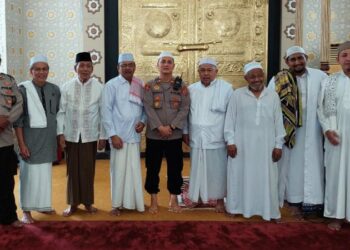 Kapolsek Tuminting Iptu Ronald Varit Sabaja memberikan kuliah tujuh menit (Kultum) terkait kamtibmas kepada para jamaah yang hadir di Masjid Agung Awwal Fathul Mubien, Jumat (18/8/2023).