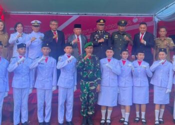 Puncak peringatan HUT ke-78 Kemerdekaan Republik Indonesia hari ini ditutup dengan Upacara penurunan bendera merah putih. Upacara yang digelar di Lapangan Lapangan sekolah SMP 2 Pineleng tersebut berlangsung khidmat. Kamis, (17/08/2023) sore.