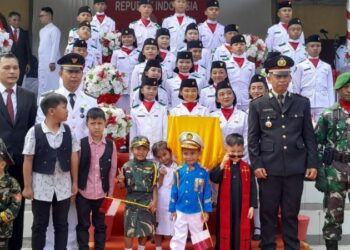 Kamis tanggal 17 Agustus 2023 sekira pukul 08.00 Wita Kapolsek Iptu Jeferson Rorong mengikuti Upacara Pengibaran Merah Putih dalam rangka HUT RI Tahun 2023.