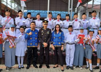 Kapolsek Wanea AKP Stanley Ramly Rambing mengikuti Upacara Pengibaran Bendera Merah Putih dalam rangka HUT Kemerdekaan RI ke-78 tahun 2023, Kamis (17/8/2023) pukul 07.00 WIB.