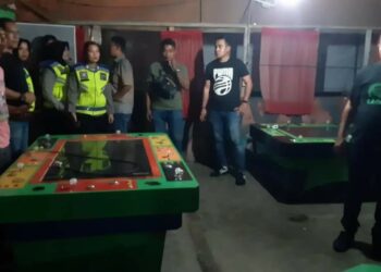 Kapolres Asahan Rocky H. Marpaung SIK mengerahkan personel menggerebek lokasi dan praktik perjudian di Ruko Komplek Perumahan Graha Kisaran, Sabtu (19/8/2023).