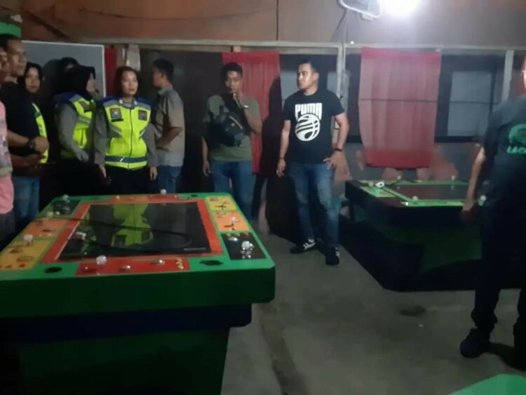 Kapolres Asahan Rocky H. Marpaung SIK mengerahkan personel menggerebek lokasi dan praktik perjudian di Ruko Komplek Perumahan Graha Kisaran, Sabtu (19/8/2023).