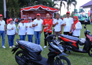 2 SEPEDA MOTOR : Direktur PTPN 2 Irwan Perangin Angin (ditengah) berfose usai, menyerahkan 2 sepeda motor kepada penerima hadiah Lucky Draw, Kamis (17/8/2023) di Tanjungmorawa. (Foto.Dok/PTPN 2).