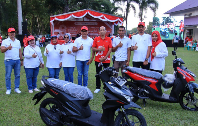 2 SEPEDA MOTOR : Direktur PTPN 2 Irwan Perangin Angin (ditengah) berfose usai, menyerahkan 2 sepeda motor kepada penerima hadiah Lucky Draw, Kamis (17/8/2023) di Tanjungmorawa. (Foto.Dok/PTPN 2).