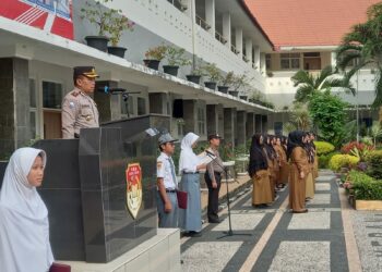 JADI IRUP: Kasat Binmas Polrestabes Medan Kompol Kamdani menjadi Irup di SMA Negeri 1 Medan, Senin (21/8/2023).(Foto Dok/Polrestabes)