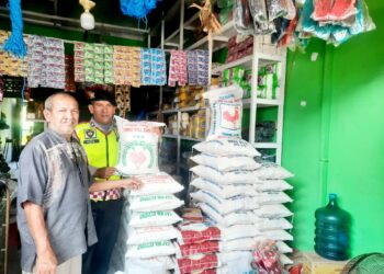Personel Polsek Nisam (Aiptu Fazil) rutin turun ke pasar tradisional di Kecamatan Nisam, Aceh Utara, wilayah hukum Polres Lhokseumawe dan mengecek persediaan sembako, Senin (21/08/2023).