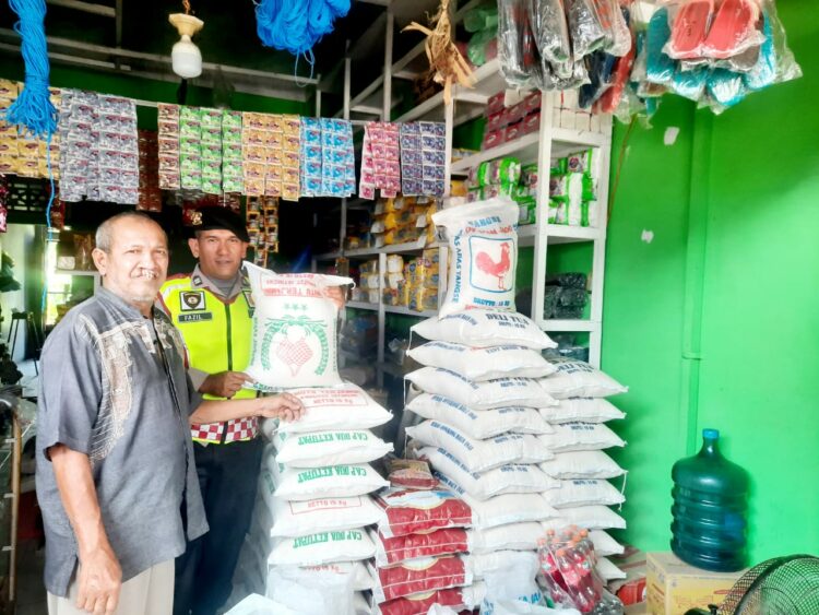 Personel Polsek Nisam (Aiptu Fazil) rutin turun ke pasar tradisional di Kecamatan Nisam, Aceh Utara, wilayah hukum Polres Lhokseumawe dan mengecek persediaan sembako, Senin (21/08/2023).