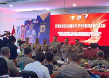 Kapolres Nagan Raya AKBP Rudi Saeful Hadi, S.I.K, menerima penghargaan dari Kapolda Aceh Irjen Pol Achmad Haydar, karena telah melakukan penyelesaian perkara tertinggi nomor urut 3, semester 1 tahun 2023.