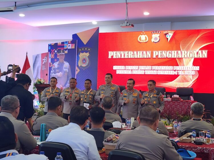 Kapolres Nagan Raya AKBP Rudi Saeful Hadi, S.I.K, menerima penghargaan dari Kapolda Aceh Irjen Pol Achmad Haydar, karena telah melakukan penyelesaian perkara tertinggi nomor urut 3, semester 1 tahun 2023.