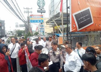 UNJUK RASA: Ikatan Mahasiswa Muhammadiyah (IMM) unjuk rasa di depan Kantor Bawaslu Sumut Jalan Adam Malik Medan, Senin (21/8/2023). (Foto Dok/ Polrestabes)