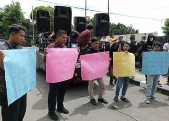 AKSI DEMO: Puluhan mahasiswa dari Forum Komunikasi Mahasiswa Sumatera Utara gelar aksi demo di depan Mapolda Sumut, Senin (21/8). (Foto:mitrapolri.com/ Tumpal Manik)