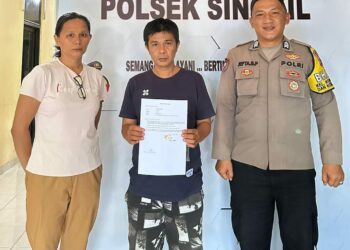 Personel Bhabinkamtibmas Polsek Singkil lakukan penyelesaian masalah pengancaman menggunakan sajam di kelurahan Kombos Barat Kecamtan Singkil.