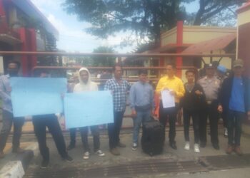 DEMO: Sejumlah massa KAMAK lakukan aksi demo di depan Mapolda Sumut, Selasa (22/8/2023). ( Foto:Tumpal Manik)