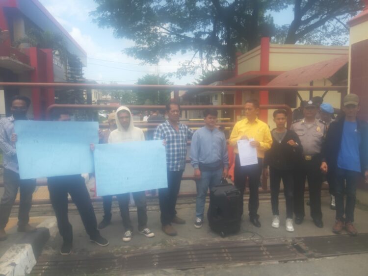 DEMO: Sejumlah massa KAMAK lakukan aksi demo di depan Mapolda Sumut, Selasa (22/8/2023). ( Foto:Tumpal Manik)