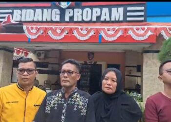 Teks Foto:
LAPORKAN PENYIDIK: Susanto (nomor 2 dari kiri) yang didampingi penasehat hukum dari Kantor Advokat BANG FIST & Partners yang dipimpin Fery Iwan Saputra Tambunan SH MH bersama rekannya Dennis Aritonang SH melaporkan dugaan ketidakprofesionalan oknum penyidik Polsek Sunggal ke Bid Propam Polda Sumut, Senin (21/8/2023). (Foto: mitrapolri.com/ Tumpal Manik)