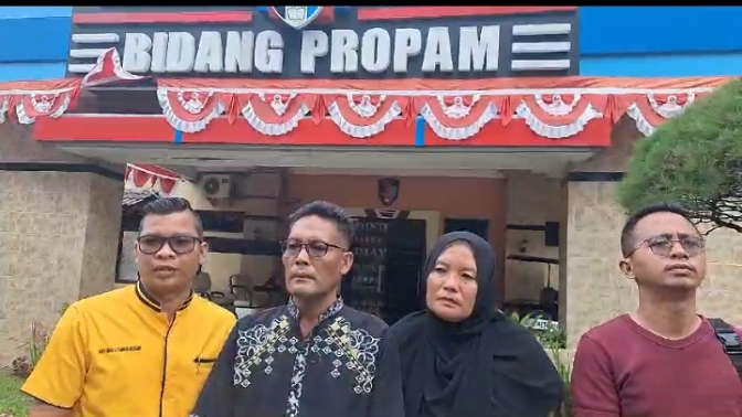 Teks Foto:
LAPORKAN PENYIDIK: Susanto (nomor 2 dari kiri) yang didampingi penasehat hukum dari Kantor Advokat BANG FIST & Partners yang dipimpin Fery Iwan Saputra Tambunan SH MH bersama rekannya Dennis Aritonang SH melaporkan dugaan ketidakprofesionalan oknum penyidik Polsek Sunggal ke Bid Propam Polda Sumut, Senin (21/8/2023). (Foto: mitrapolri.com/ Tumpal Manik)
