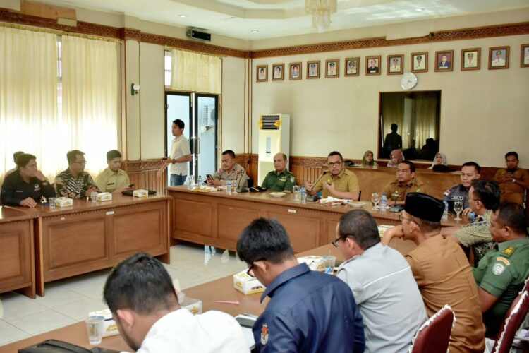 Pj Wali Kota Sabang memimpin langsung rakor yang turut dihadiri pemangku kepentingan terkait, para ketua partai politik, dan tim pemantauan perkembangan politik daerah, Selasa (22/8/23).
