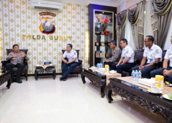 TERIMA KUNJUNGAN: Kapolda Sumut, Irjen Pol Agung Setya Imam Effendi, menerima kunjungan PT Kereta Api Indonesia (KAI) di Ruangan Perjamuan Mapoldasu, Selasa (22/8). (Foto Dok/ Poldasu)