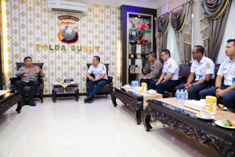 TERIMA KUNJUNGAN: Kapolda Sumut, Irjen Pol Agung Setya Imam Effendi, menerima kunjungan PT Kereta Api Indonesia (KAI) di Ruangan Perjamuan Mapoldasu, Selasa (22/8). (Foto Dok/ Poldasu)