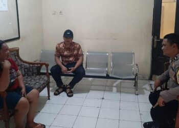 Bhabinkamtibmas Polsek Tumminting melaksanakan Problem Solving permasalahan Tindak Pidana Kekerasan Dalam Rumah Tangga ( KDRT ) yang di laporkan melalui laporan pengaduan oleh seorang warga, Selasa (22/8/2023).