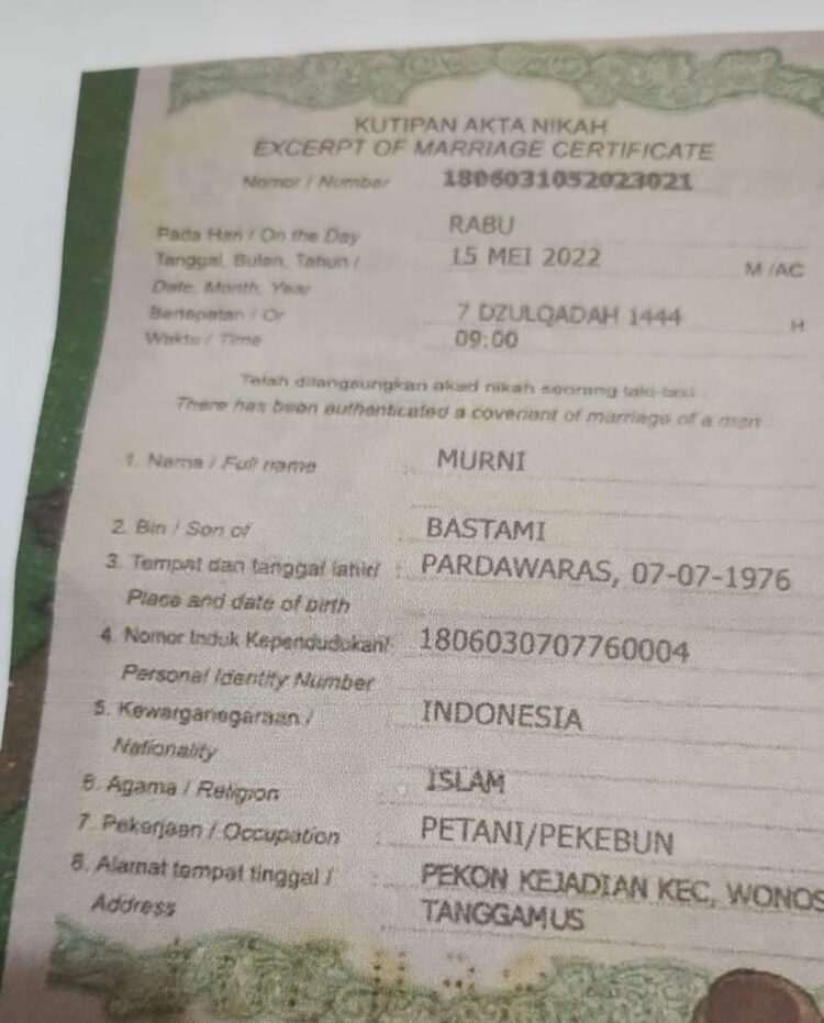 Buku nikah atas nama Murni oknum kepala Pekon kejadian dengan wanita lain