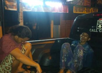 DITANGKAP: Dua pria berinisial ZA dan MA ditangkap Tim Patroli Polda Sumut saat mencuri kabel tanam di Jalan Bromo, Kecamatan Medan Area, Selasa (22/8/23) malam. (Foto Dok/ Polda Sumut)
