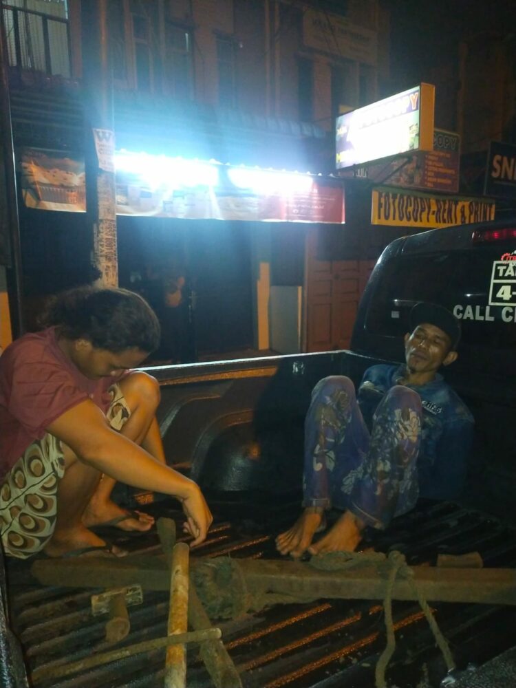 DITANGKAP: Dua pria berinisial ZA dan MA ditangkap Tim Patroli Polda Sumut saat mencuri kabel tanam di Jalan Bromo, Kecamatan Medan Area, Selasa (22/8/23) malam. (Foto Dok/ Polda Sumut)