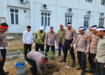 Polres Aceh Barat Laksanakan Penanaman Pohon Lestarikan Negeri Penghijauan sejak dini bertempat di Dayah Ruhul Qur'ani Islamic Boarding School Meilaboh, jalan Ujung Beurasok Putroe Ijo Gampong Leuhan Kecamatan Johan Pahlawan Kab. Aceh Barat, Rabu (23/08/2023) pukul 08.00 Wib.