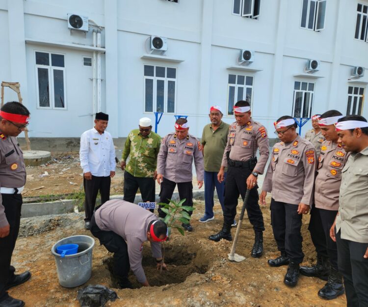 Polres Aceh Barat Laksanakan Penanaman Pohon Lestarikan Negeri Penghijauan sejak dini bertempat di Dayah Ruhul Qur'ani Islamic Boarding School Meilaboh, jalan Ujung Beurasok Putroe Ijo Gampong Leuhan Kecamatan Johan Pahlawan Kab. Aceh Barat, Rabu (23/08/2023) pukul 08.00 Wib.