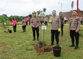 TANAM POHON: Waka Polrestabes Medan AKBP. Dr .Yudhi Hery Setiawan, SIK, M.Si tanam pohon di TPU Muslim/Covid 19 Jalan Bunga Rampe Raya Simalingkar B Medan, Rabu (23/8/2023). (Foto Dok/ Polrestabes)