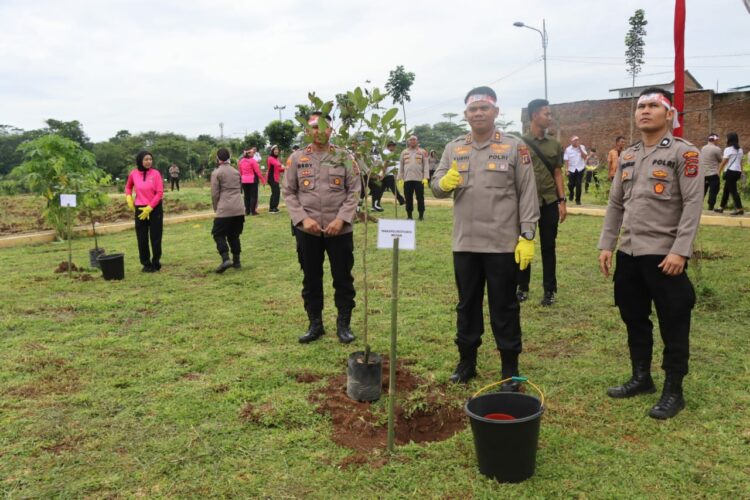 TANAM POHON: Waka Polrestabes Medan AKBP. Dr .Yudhi Hery Setiawan, SIK, M.Si tanam pohon di TPU Muslim/Covid 19 Jalan Bunga Rampe Raya Simalingkar B Medan, Rabu (23/8/2023). (Foto Dok/ Polrestabes)