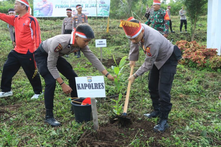 Polres Samosir Laksanakan penanaman bibit pohon di Lereng Gunung Pusuk Buhit Sigulatti di Kecamatan Sianjur Mula-mula Kabupaten Samosir