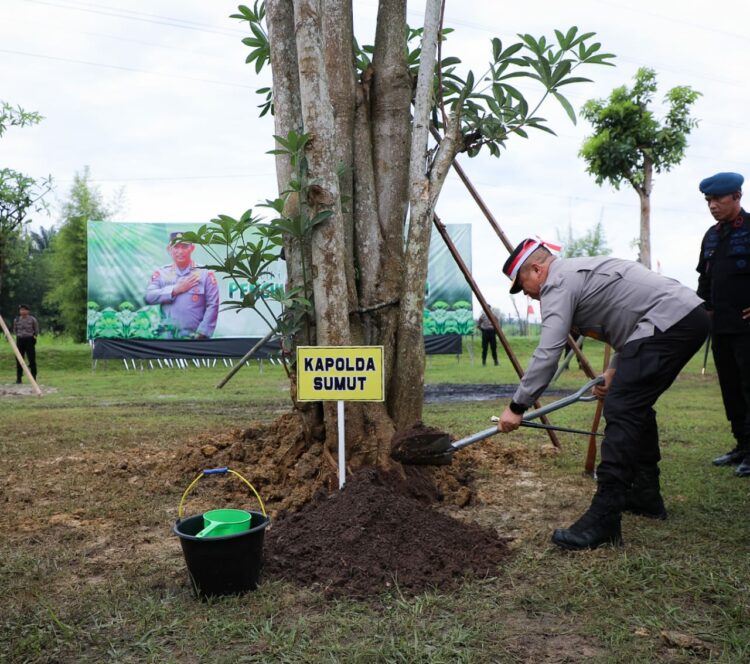 TANAM POHON: Kapolda Sumut Irjen Pol Agung Setya di area Perkebunan Mapoldasu, Rabu (23/8/2023). (Foto Dok/ Polda Sumut)