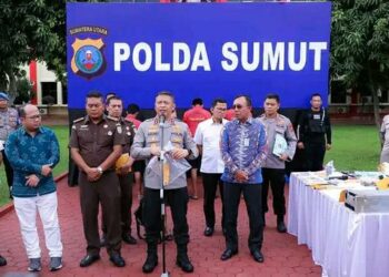 BERI PENJELASAN: Kapolda Irjen Pol Agung Setya Imam Effendi memberikan penjelasan pada paparan kasus sindikat perampokan mesin ATM di Mapolda Sumut, Rabu (23/8/2023). (Foto: Tumpal Manik)