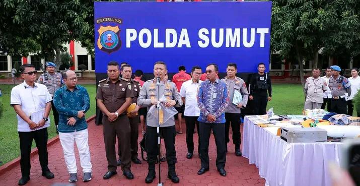 BERI PENJELASAN: Kapolda Irjen Pol Agung Setya Imam Effendi memberikan penjelasan pada paparan kasus sindikat perampokan mesin ATM di Mapolda Sumut, Rabu (23/8/2023). (Foto: Tumpal Manik)
