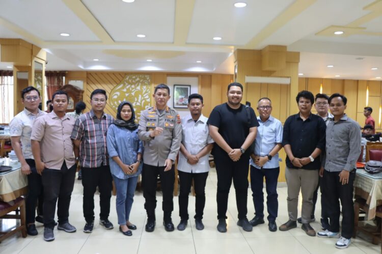 FOTO BERSAMA: Kapolrestabes Medan Kombes Pol Valentino Alfa Tatareda foto bersama Cipayung Plus di Mapolrestabes Medan, Rabu (23/8/2023). (Foto Dok/ Polrestabes)