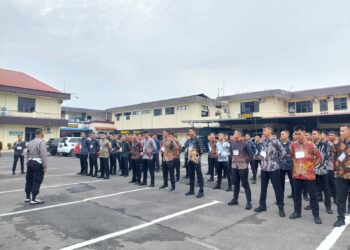 BERI ARAHAN: Instruktur Binlat Mandiri Polrestabes Medan beri arahan kepada peserta Binlat Mandiri Bintara dan Tamtama di Polrestabes Medan, Rabu (23/8/2023). (Foto Dok/ Polrestabes)
