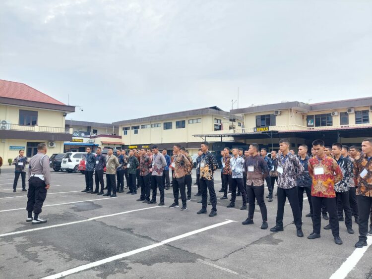 BERI ARAHAN: Instruktur Binlat Mandiri Polrestabes Medan beri arahan kepada peserta Binlat Mandiri Bintara dan Tamtama di Polrestabes Medan, Rabu (23/8/2023). (Foto Dok/ Polrestabes)