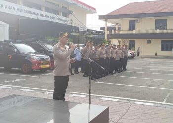 PIMPIN APEL: Waka Polrestabes Medan AKBP Dr. Yudhi Hery Setiawan S.l.K., M.Si memimpin apel pengecekan pasukan pengamanan Presiden Joko Widodo, Rabu (23/8/2023). ( Foto Dok/ Polrestabes)
