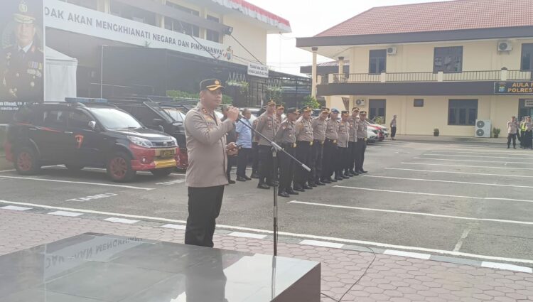 PIMPIN APEL: Waka Polrestabes Medan AKBP Dr. Yudhi Hery Setiawan S.l.K., M.Si memimpin apel pengecekan pasukan pengamanan Presiden Joko Widodo, Rabu (23/8/2023). ( Foto Dok/ Polrestabes)