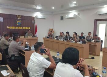 PIMPIN RAPAT: Waka Polrestabes Medan AKBP Dr. Yudhi Hery Setiawan S.l.K., M.Si memimpin rapat internal kunjungan Presiden Joko Widodo, Rabu (23/8/2023). (Foto Dok/ Polrestabes)
